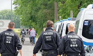 Die Polizei war am Vatertag auf alles vorbereitet. Beamte aus Herford, dem Kreis Herford und aus einer Hundertschaft aus Bielefeld zeigten am Hücker Moor Präsenz. - Andreas Sundermeier
