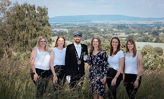 Das Königspaar Jannik Krome und Julia Frost (Mitte) sowie mit den Hofdamen Katharina Edler (v l.), Anna-Lena Gelhaus, Katja Frost sowie Frederike Stöver. - Schützen