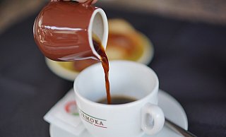 Ein Mann gibt an, dass ein Café-Betreiber ihm sein Handy und 3.000 Euro gestohlen hat. Doch stimmt die Geschichte? - Symbolfoto: Pixabay