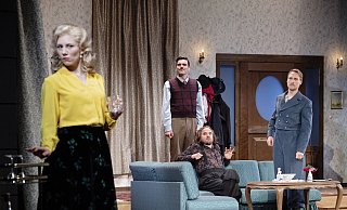 Wer war's? Pensionswirtin Mollie (Elena Berthold), ihr Gatte Giles(Janis Kuhnt), Mr. Paravicini (Lukas Graser) und Detective SergeantTrotter (Simon Heinle) rätseln selbst noch. - Philipp OttendörferWarendorfer Str. 69, 48145 Muenster+4917699032030mail@ottendoerfer.com
