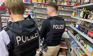 Freitagabend, 19.05 Uhr, in Gütersloh: In einem Kiosk in der Innenstadt starten die Einsatzleiterin, ihre Polizeikollegen und die Behörden-Mitarbeiter ihre Großkontrollaktion. Gleich bei ihrer ersten Station werden sie fündig. Der Zoll entdeckt unversteuerte Zigaretten und E-Zigaretten. Die Polizisten finden Cannabis-Blüten. - Christian Bröder