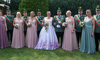 Das Königsoffizierpaar Veronika und Frederick Schäfers (v. l.), das Apfelprinzenpaar Heike und Heinrich Fortströer, das Kronprinzenpaar Angie und Michael Hachmeyer, das Königspaar Michaela Kneuper und Gregor Böddeker, das Zepterprinzenpaar Verena Weick und Dominik Lange sowie das Zeremonienmeisterpaar Anja und Detlef Schnietz - Susanne Göbel