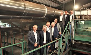 Im Anzug durch das Kompostwerk: Geschäftsführer Karlgünter Eggersmann (v. l.), Bundestagsabgeordneter Christian Haase, Landtagsabgeordneter Matthias Goeken, NRW-Landtagspräsident André Kuper, Landtagsabgeordneter Klaus Hansen, Regionalratsvorsitzender Heinz-Günter Koßmann (alle CDU), Bürgermeister Johannes Schlütz und Geschäftsführer Thomas Hein. Fotos: David Schellenberg - David Schellenberg