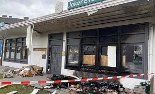 Der angebrannte Pavillon mit den zerstörten Fenstern. - Jürgen Mahncke