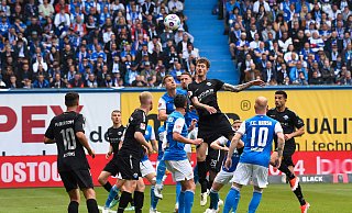 Paderborns Calvin Brackelmann (m.) versucht nach einer Ecke zum Kopfball zu kommen. - Gregor Fischer / dpa