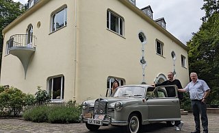 Freudiges Wiedersehen an der Blase-Villa von 1934. Jörg Steinkamp hat den Blase-Oldtimer von 1958 im Jahr 1999 in Lübbecke gekauft, nun war er wieder am Wiehen - für einen Tag mit altem LK-Kennzeichen. Links Anuschka Blase, Jörg Steinkamp (Mitte) hat den alten Diesel liebevoll gepflegt. Rechts Volker Knickmeyer, der das ungewöhnliche Treffen initiiert hat. - K. F. Reisebrink