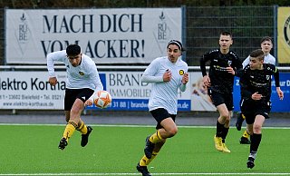 Wellensieks Torschütze zum 1:0 Anil Arslan (l.) und VfR-Kapitän Schadi Scherifa aus der C-Jugend im Landesligaspiel gegen den SV Rödinghausen II. - Andreas Zobe