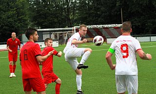 Sechs-Punkte-Start: Der FC RW Kirchlengern II mit Lukas Langer und Fabian Schnelle (r.) landete einen 2:0-Sieg gegen TuRa Löhne. - Goli