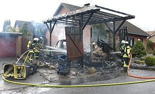 Ein Wohnmobil und Carport brannten bei einem Brand in Langenberg komplett aus. - Thorsten Heß