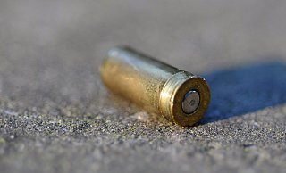 Drei Projektile einer Schreckschusspistole (Gas) hat die Polizei auf dem Parkplatz des Jahnstadions gefunden. Dieses Foto zeigt nicht die Patrone vom Tatort. - Jens Reichenbach