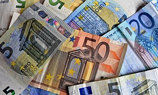 Um an eine neue Spur zu kommen, ist die 62-Jährige bereit, viel Geld zu zahlen. - (Symbolbild): Pixabay