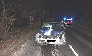 Der Ford-Fahrer verlor ausgangs einer Kurve die Kontrolle über seinen Wagen und prallte gegen einen geparkten Volkswagen. - Polizei Minden-Lübbecke