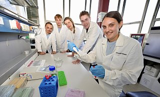 Das iGEM-Team des CeBiTec an der Bielefelder Uni: Christian Michalek, Philip Mundt, Liliana Sanfilippo, Max Beckmann, Berater des Teams und selbst von Mukoviszidose betroffen, und Kaya Lange (von links) arbeiten unter Hochdruck am Projekt. - Peter Unger
