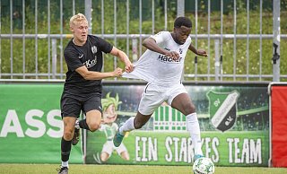 Zu schnell für den Gegenspieler: Jeff-Denis Fehr (r.) zählte beim 2:1-Erfolg im Westfalenpokalspiel in Maaslingen zu den Torschützen des SV Rödinghausen, der nun den 1. FC Düren zu Gast hat. - Joel Beinke