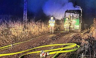 An dem Lastwagen entstand ein hoher Sachschaden - die Feuerwehr verhinderte aber das Übergreifen des Feuers auf die Ladung. - FFW Brakel