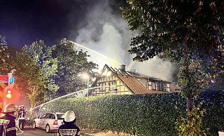 Rund 50 Einsatzkräfte der Feuerwehr waren mit dem Großbrand am 13. August 2022 in der Astridstraße beschäftigt. - Thorsten Heß