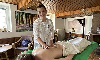 Mit Ayurvedischen Ganzkörpermassagen unterstützt Madeline Sieker den Stressabbau. - Elke Niedringhaus-Haasper