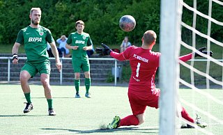 Superlupfer: Dornbergs Lennard Versick (l.) überlistet den Nieheimer Torhüter anspruchsvoll zum 1:0. - Peter Unger