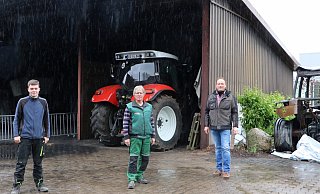 Ein Regenschauer macht Silas Nobbe (v.l.), Dirk Langelahn und Lars Bunge nichts aus, schließlich profitieren davon die Ackerpflanzen.  - Sonja Rohlfing
