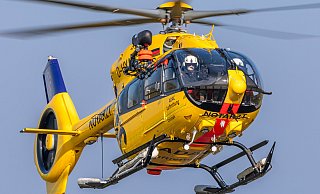 Ein Rettungshubschrauber war am Freitagmittag im Kreis Gütersloh im Einsatz. Ein Lkw-Fahrer lief zu Fuß auf die Straße und kollidierte mit einem Auto. - Symbolbild/dpa