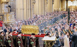 Viele hundert Menschen nahmen an der Festandacht zum Abschluss des Libori-Triduums im Paderborner Dom teil. - Besim Mazhiqi