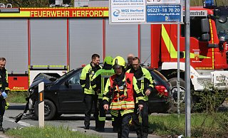 Bei einem schweren Verkehrsunfall auf der Lockhauser Straße wurden zwei Menschen leicht verletzt. Für die Dauer der Unfallaufnahme wurde die Lockhauser Straße komplett gesperrt. - Claus Frickemeier