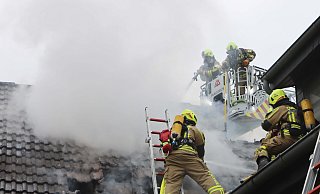 Für die Löscharbeiten in Delbrück-Sudhagen mussten Teile der Dacheindeckung entfernt werden. - Feuerwehr Delbrück