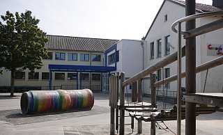 Durch Asphalt versiegelte Flächen - wie hier auf dem Schulhof der Concordia-Grundschule - sind nicht nur der Stadt Bad Lippspringe ein Dorn im Auge. - Klaus Karenfeld