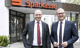 Die Sparkassen-Vorstände Matthias Paschke (l.) und Markus Krawietz stellten die Bilanz für das Jahr 2022 vor. - Daniel Hermann