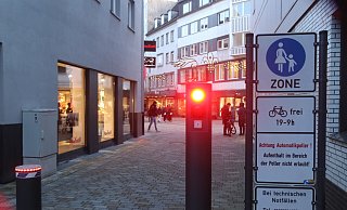 Die automatisch ausfahrbaren Poller sollen die Weihnachtsmarktbesucher vor Anschlägen wie auf dem Berliner Breitscheidplatz vor einigen Jahren schützen. - Claus Frickemeier
