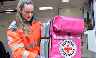 Lena Nieweg zeigt, mit welcher Ausrüstung die DRK´ler aus Verl in die Stadien fahren. - Karin Prignitz