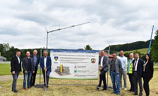 Michael Scholle (1. Beigeordneter, v. l.), Sebastian Menne (Betriebsleiter Abwasserwerk), Thomas Arens (Betriebsausschuss-Vorsitzender Abwasserwerk), Bürgermeister Burkhard Deppe, MdL Mattias Goeken, Thomas Adden (Leiter der Kläranlage), vom Ingenieurbüro Danjes: René Sinne (Projektleiter Bau), Hagen Grollmisch (Bauleiter), Frank Waermer (Projektleiter und Geschäftsführer), Rebecca Striewe (Projektleiterin Verfahrenstechnik) nehmen den Spatenstich vor. - Stadt Bad Driburg