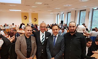 Schura-Sprecher Emin Özel (2. v. l.) mit Freidoon Mahmodyar (v. l.) und Abdul Ghafar Sahak vom Schura-Vorstand sowie Imam Ali Sekcin freuen sich über die gelungene Opferfest-Premiere. - Birger Berbüsse