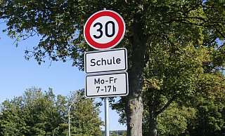 Die CDU fordert auf der Bundestraße 241, die Beverungen mit Lauenförde verbindet und an der Grundschule vorbeiführt, Tempo 30 für einen sicheren Schulweg der Schüler. - Uwe Müller