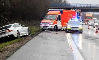 Der weiße Audi R7 Sportback schleuderte mehrfach um die eigene Achse und landete anschließend im Graben. - Polizei