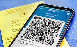 In Apotheken im Kreis Paderborn fallen immer gefälschte Impfausweise auf, wenn die Inhaber ein digitales Impfzertifikat erhalten wollen. - epd-bild / Friedrich Stark (Symbolfoto)