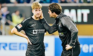 Zweitligadebütant Jascha Brandt wird nach dem Spiel von Reha-Trainer Nils Vogt getröstet. - BESIM MAZHIQI