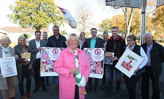 Monika Werner (vorne) von Salzkotten Marketing freut sich zusammen mit dem Organisationsteam, den vielen Helfern und Sponsoren, dass der 72. Martini-Markt in Salzkotten stattfinden kann. - Uwe Müller