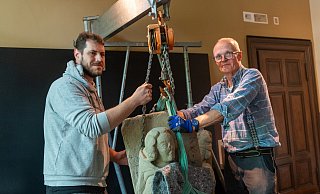 Am Flaschenzug schweben die Skulpturen eines Herbergsvaters und eines Pilgers ins Museum. Michael Düchting (r.) und Roman Lakemeier sorgen dafür, dass die Exponate unbeschadet ihr Ziel in der Ausstellung zur Stadtgeschichte in der Villa Schönfeld erreichen. - Ralf Bittner