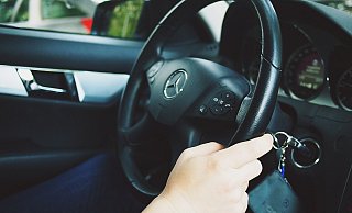 Ungewöhnliche Attacke auf Autofahrer in Bielefeld. Die Polizei konnte die Täter nicht mehr in Tatortnähe ausmachen. - Symbolfoto