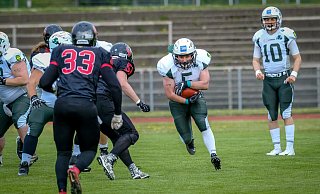 Bulldog Fabian Korbmacher macht sich auf den Weg. Rechts schaut Quarterback Niklas Gorny. - Andreas Zobe