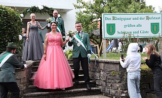 Von allen Seiten umjubelt und abgelichtet wird Eversens Königspaar Julia und Matthias Wennrich samt Hofstaat am Festsonntag empfangen. - Madita Schellenberg