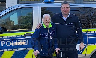 Der Bezirksbeamte Dirk Hackländer und sein 85-jähriger Begleiter sind jetzt Internet-Stars. - Polizei Bielefeld