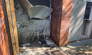 Es entstand hoher Sachschaden an der Halle. Die Schülerinnen und Schüler konnten unverletzt ins Freie geleitet werden. - Charlotte Mahncke