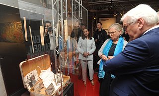 Interessiert schaute sich Bundespräsident Frank-Walter Steinmeier die Ausstellung zu Flüchtlingsstädten wie Espelkamp an, die das Deutsche Auswandererhaus in Bremerhaven konzipiert hat. Beobachtet von Simone Eick, Leiterin des Auswandererhauses, berichtete Zeizeugin Bettina Brath über ihre Geschichte. - Joern Spreen-Ledebur