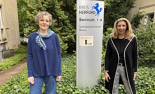 Claudia Werk (l.) und Michaela Rolf beraten mit ihrem insgesamt elfköpfigen Team Bürger in Krisensituationen. - Kreis Herford