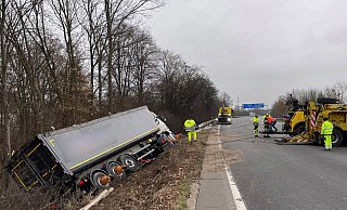Ein mit Hühnermist beladener Lastwagen liegt auf der Autobahn 2 in Richtung Hannover bei Porta Westfalica auf der Seite. - dpa