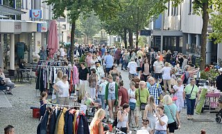 Der Bünder Flohmarkt zieht viele Besucher in die Innenstadt. - Jona Tamara Steffmann