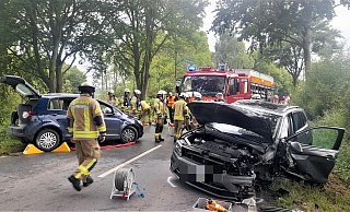 Der Tiguan (r.) geriet aus ungeklärter Ursache in den Gegenverkehr. Der Golf musste per Seilwinde die Böschung hinauf wieder auf die Straße gezogen werden. - Simone Flörke