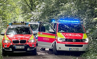 Knapp 40 Feuerwehrleute beteiligten sich bei der Personensuche auf dem Tallesee. Hier die Fahrzeuge der Einsatzleitung auf dem Schatenweg. - Ralph Meyer